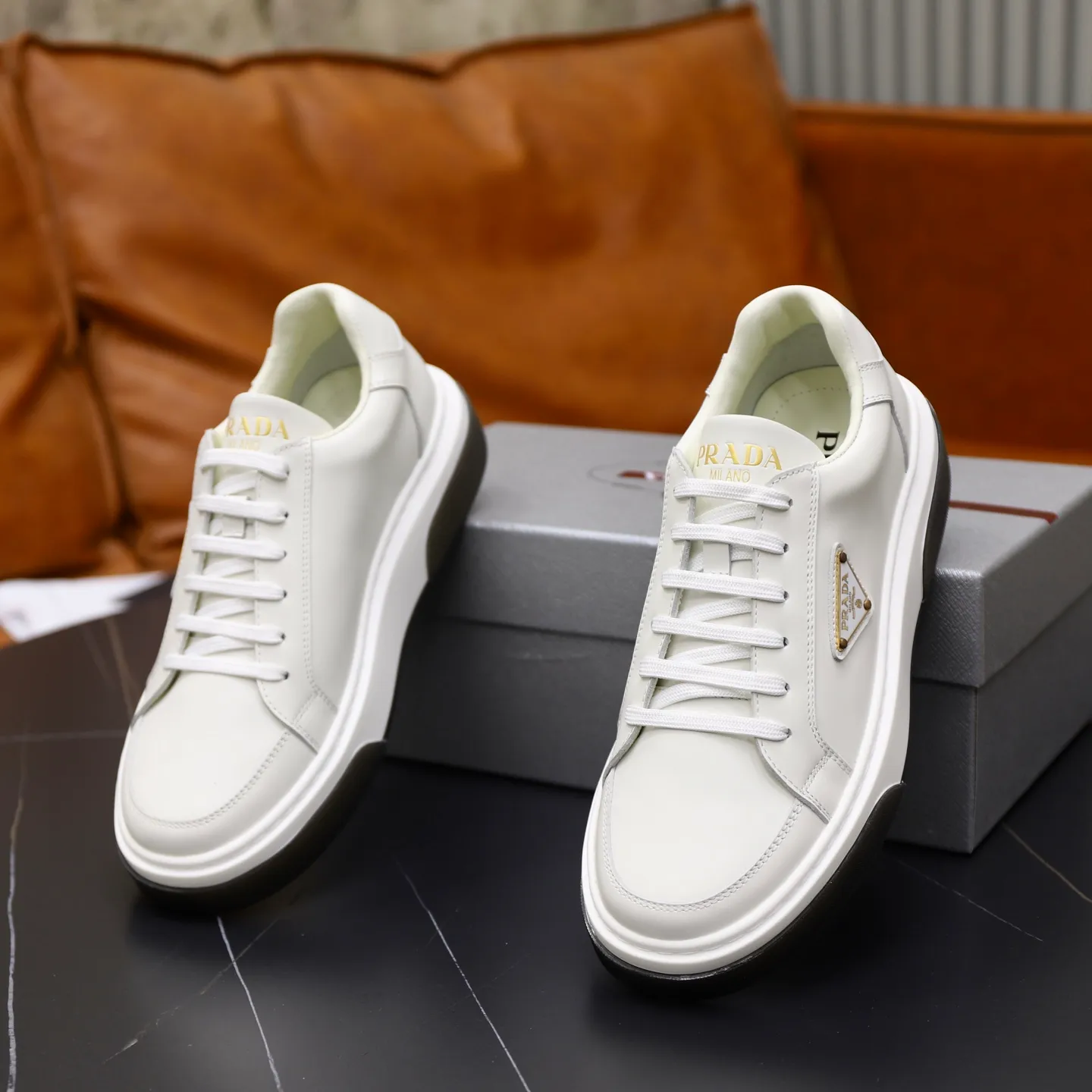 Factory price: 700💰Top original order Brand: PRADA (Prada) Standard code: Men's size 38/44 (45 can be customized) Grade: Same as the official website Material: Original cowhide stitching imported cowhide lining Original combination two-color wear-resistant soft outsole Style category: Leisure and sports version Young fashion European and American trend British style Color: Actual picture color